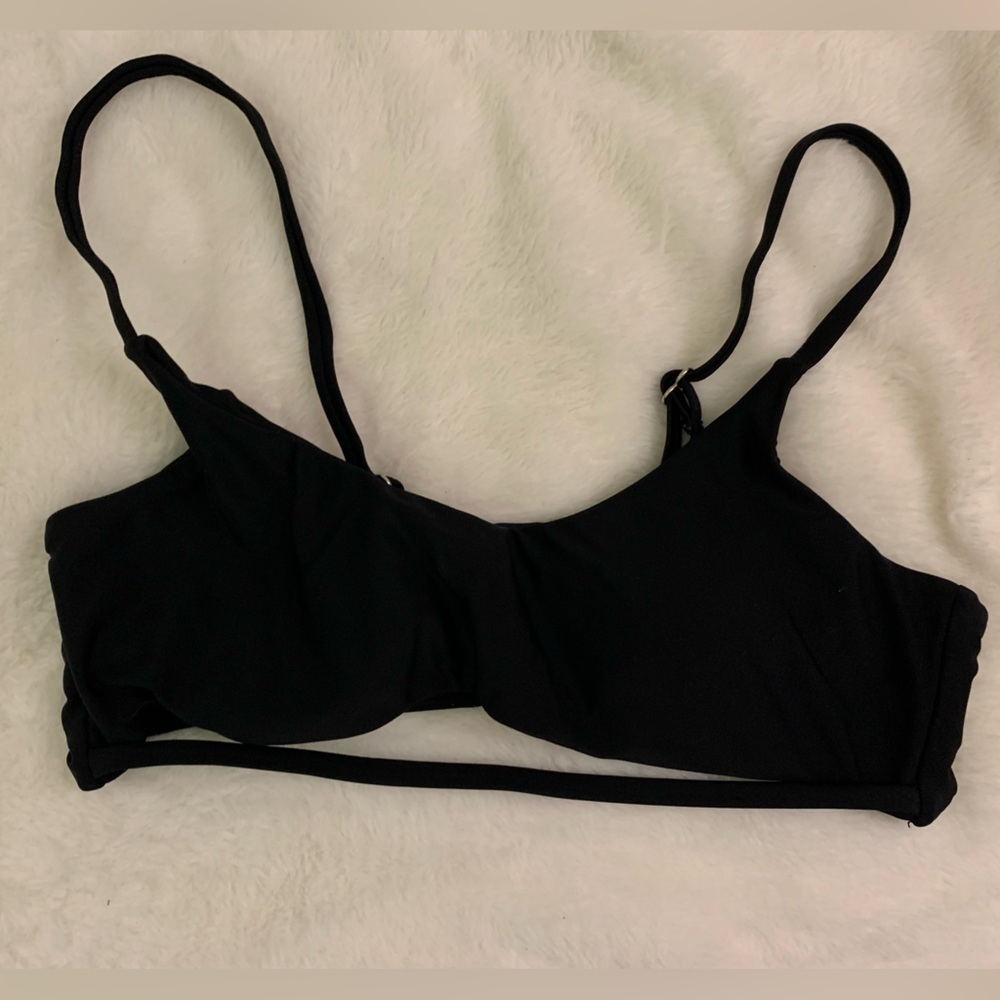 BLACK BIKINI TOP With CUTOUT IN FRONT